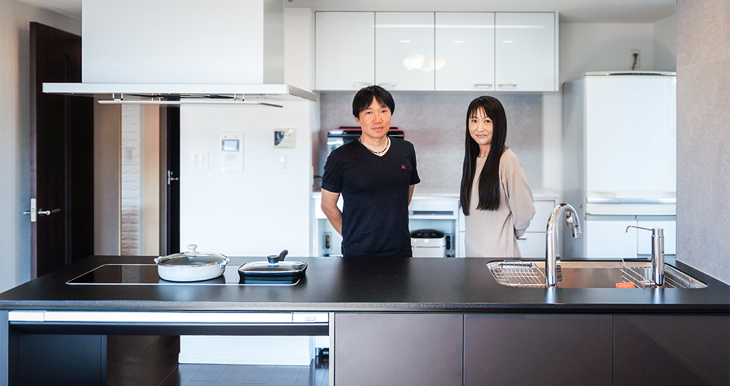 ダイニングテーブルのないゆったりした空間で、家族と過ごす時間も楽しみも増えました。